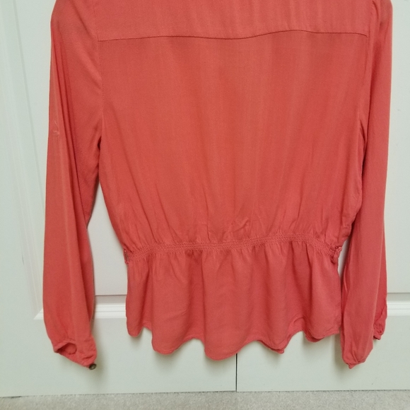 Two long-sleeve button down blouses - Picture 6 of 7